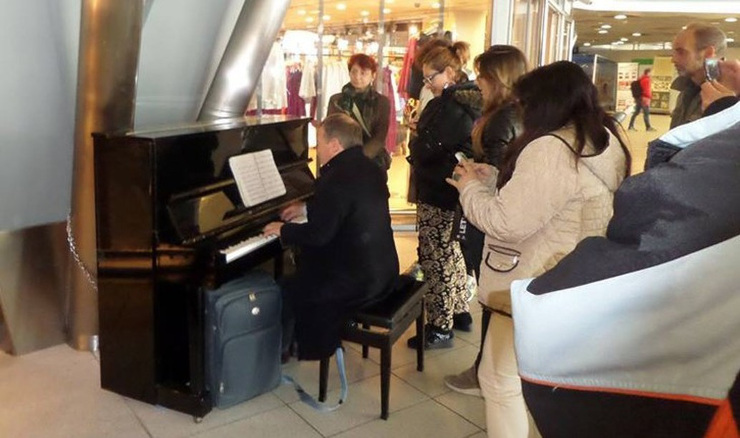 archeologia come un pianoforte in stazione