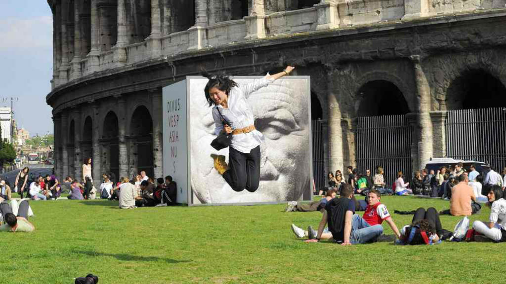 Colosseo sfregiato: servono davvero le barriere contro i vandali?