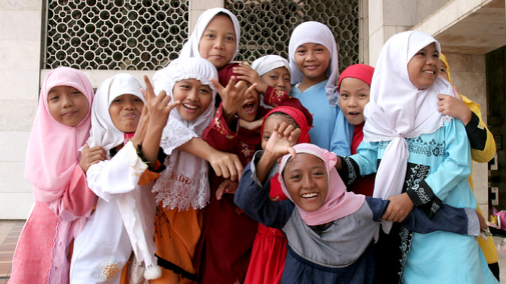 8 marzo, Ragazze alla moschea Istiqlal, Giacarta