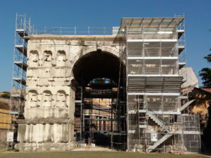 L'Arco di Giano con le attuali impalcature