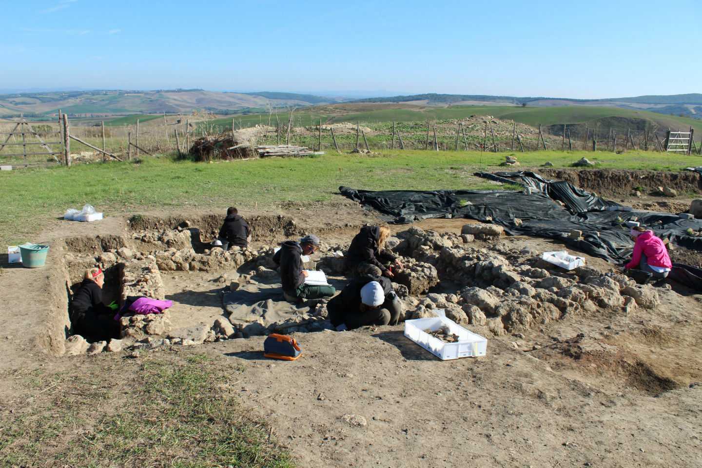 Tarquinia, la Civita. Studenti sullo scavo in alternanza scuola-lavoro