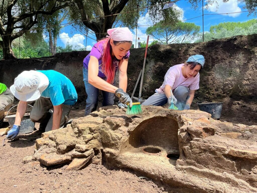 archeologi al lavoro Appia antica 39